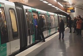 파리 지하철에서 첼시 팬들이 모리타니아 출신 프랑스 국적자 술레이마네 실라를 밀어내고 있다.  BBC 동영상 캡처 