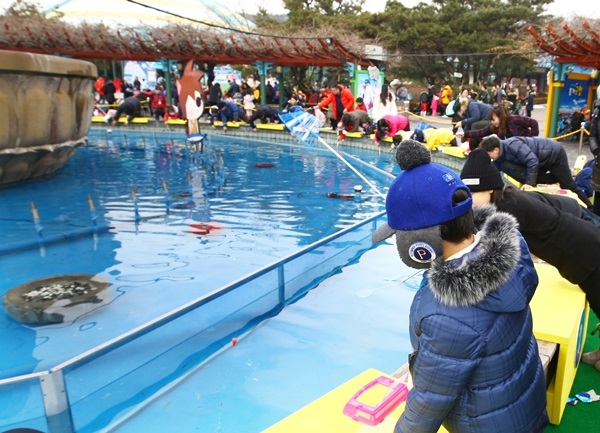 서울랜드는 겨울을 맞아 겨울철에만 즐길 수 있는 빙어 낚시, 눈썰매 등을 모은 겨울 특별 이벤트 지역 ‘스노우 아이스존’을 운영한다고 밝혔다. 서울랜드 제공.