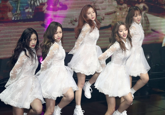 걸그룹 에이프릴이 신곡 ‘봄의 나라 이야기’의 무대를 선보이고 있다. [사진=연합뉴스]