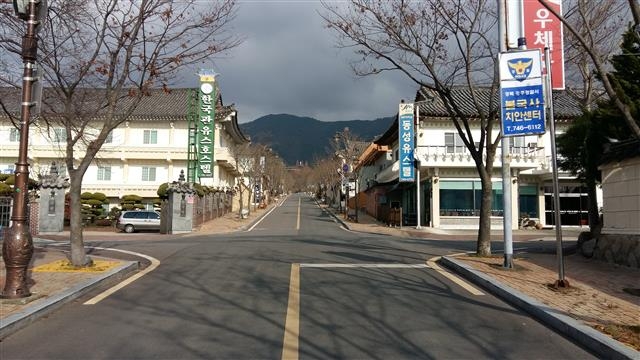 수학여행 1번지, 경주 불국사 인근 숙박(상점가)특구 중심거리가 인적과 차량 통행이 뚝 끊겨 유령도시 같은 분위기를 풍기고 있다.