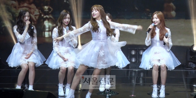 에이프릴의 새 멤버 레이첼이 독무를 선보이고 있다.