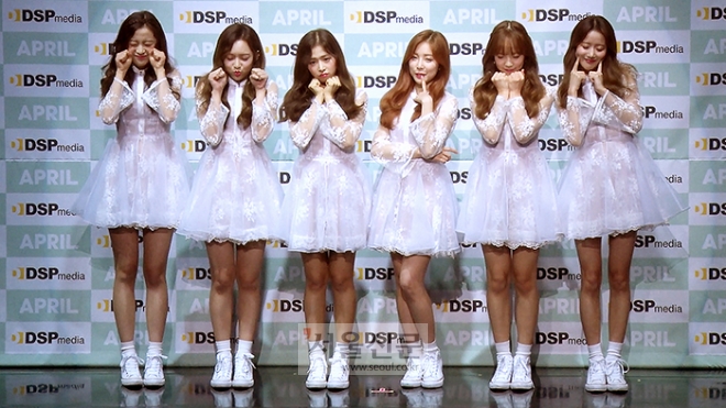 걸그룹 에이프릴 멤버들이 지난 4일 열린 쇼케이스에서 포토타임을 가지고 있다.