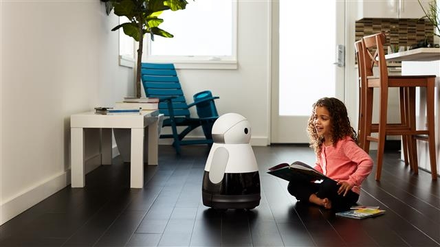 5일(현지시간) 미국 라스베이거스에서 개막하는 ‘세계가전전시회(CES) 2017’에선 인공지능(AI)을 갖춘 가전제품과 가정용 로봇이 시선을 사로잡을 전망이다.  사진은 메이필드 로보틱스의 가정용 로봇 ‘쿠리’. 메이필드 로보틱스 제공