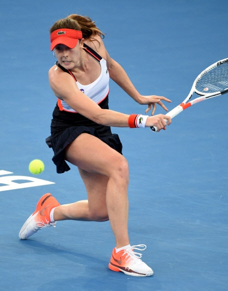 프랑스의 알리제 코네가 5일(현지시간) 호주 브리즈번에서 열린 ‘브리즈번 인터내셔널 테니스 토너먼트’ 여자 단식 준준결승에서 슬로바키아의 도미니카 시불코바를 상대로 공격하고 있다. AFP 연합뉴스
