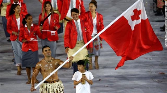 2018년 평창동계올림픽 크로스컨트리 스키 출전에 도전하겠다고 밝혀 화제가 된 피타 타우파토푸아가 지난해 리우데자네이루올림픽 개회식에 국기를 든 채 입장하고 있다. 사진=AP 연합뉴스 