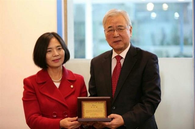 서초구의회 김안숙 의원, 청소년 시설에 기부…감사패 받아