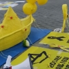 [서울포토] 새해 첫 촛불집회, 시민들이 만든 ‘노란색 세월호 모형 배’