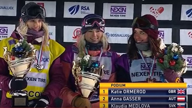 케이티 오르메로드(가운데)가 7일(현지시간) 러시아 모스크바에서 열린 국제스키연맹(FIS) 스노보드 월드컵 빅에어 여자부 결선을 마치고 시상대에 올라 안나 가세르(왼쪽), 클라우디아 메들로바와 함께 서 있다.  FIS 동영상 캡처 