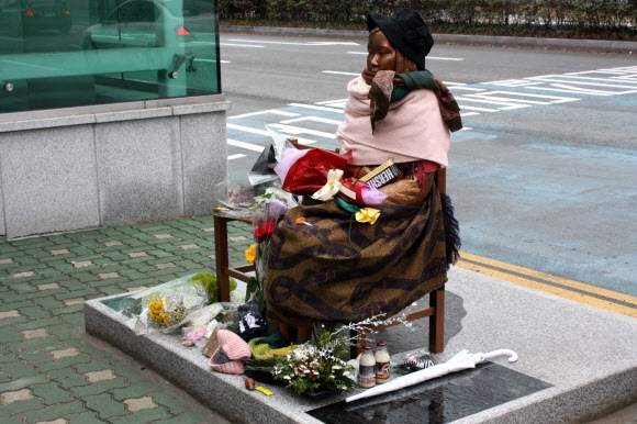 8일 부산 동구 일본총영사관 앞 소녀상에 시민들이 놓고 간 목도리, 모자, 초콜릿 등 각종 선물들이 쌓여 있다. 부산 연합뉴스