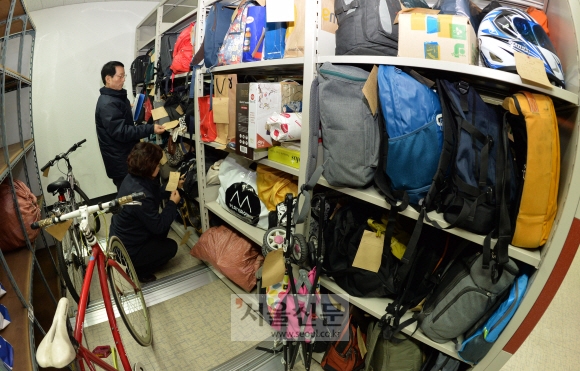 지난 6일 서울 중구 지하철 3·4호선 충무로역 유실물 센터에서 직원들이 분실물 분류 작업을 하고 있다. 손형준 기자 boltagoo@seoul.co.kr