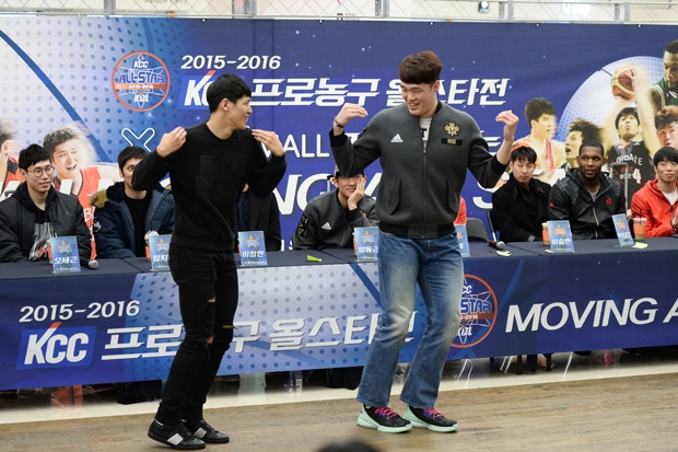 　한국농구연맹(KBL) 출범 20년 만에 처음으로 부산 사직체육관에서 22일 열리는 2016~17시즌 KCC 프로농구 올스타전을 앞두고 1박2일 패키지 티켓이 판매된다. 사진은 2015~16시즌 올스타 김선형(SK)과 이승현(오리온)이 댄스 경합을 벌이는 모습.  KBL 제공 