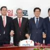 [서울포토] 손 잡은 새누리 비상대책위원들