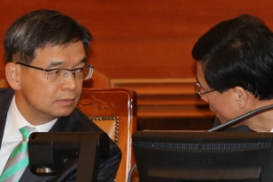 박 대통령측, 탄핵심판 ‘대리인 전원사퇴’ 대신 ‘변호사 추가선임’