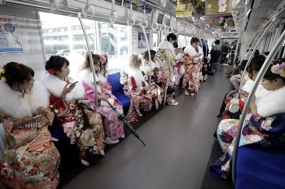 지난 9일 일본 ‘성년의 날’을 맞아 기모노를 차려입은 여성들이 단체로 전철에 탑승한 모습이 눈길을 끈다. EPA 연합뉴스