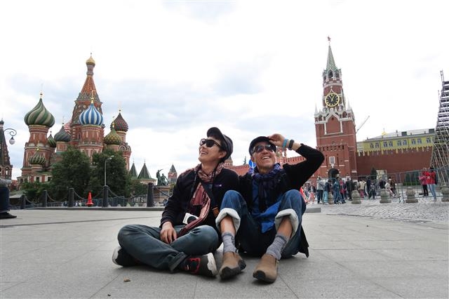 200일간의 세계일주에 나선 베이비붐세대 아버지 정준일(59)씨와 아들 재인(29)씨 부자가 여행 중 러시아 모스크바의 ‘붉은 광장’에서 찍은 사진. 북레시피 제공