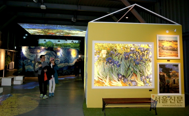 관광명소인 광명동굴 라스코전시관에서 열리고 있는 미디어아트 세계명화전. 광명시 제공 