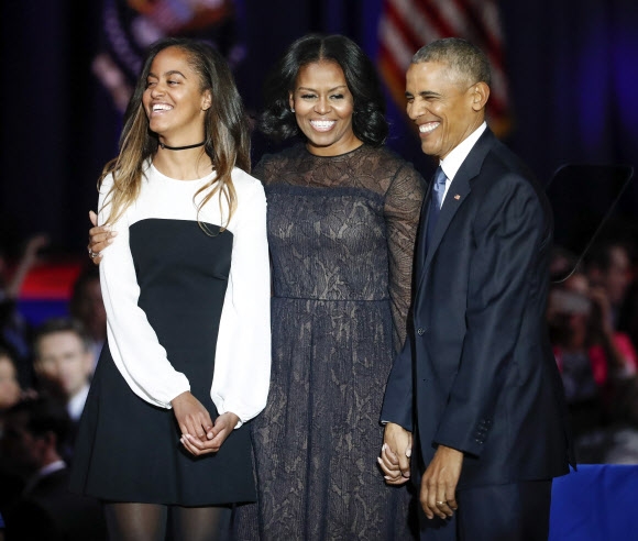 버락 오바마(오른쪽부터) 미국 대통령, 퍼스트레이디 미셸 오바마 그리고 딸 말리아가 10일(현지시간) 미국 일리노이주 시카고 매코믹 플레이스에서 임기 8년을 마무리하는 고별연설을 마치고 함께 웃고 있다. EPA 연합뉴스