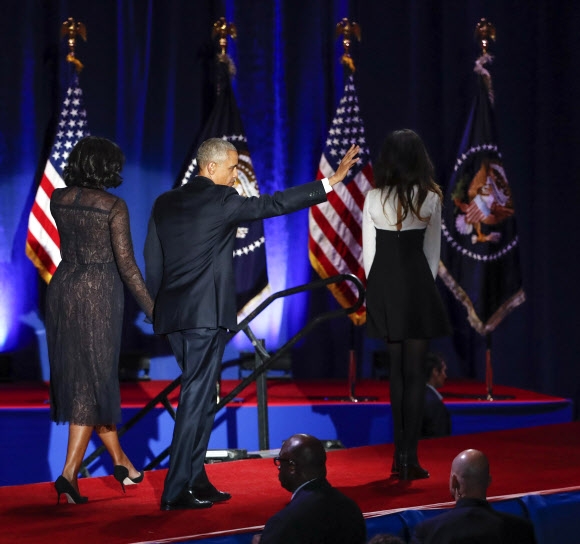 버락 오바마(가운데) 미국 대통령, 퍼스트레이디 미셸 오바마(왼쪽) 그리고 딸 말리아(오른쪽)가 10일(현지시간) 미국 일리노이주 시카고 매코믹 플레이스에서 임기 8년을 마무리하는 고별연설을 마치고 함께 퇴장하고 있다. EPA 연합뉴스