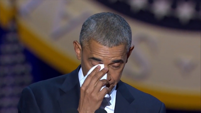 버락 오바마 미국 대통령이 10일(현지시간) 미국 일리노이주 시카고에서 임기 8년을 마무리하는 ‘고별연설’하는 도중 눈물을 흘리고 있다. [유튜브 영상 캡처]