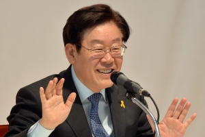 이재명 “현직 유지하고 대선 경선하겠다”