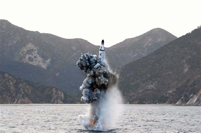 지난해 4월 24일 김정은 노동당 위원장이 참관한 가운데 잠수함발사탄도미사일(SLBM) 수중 시험발사를 하는 장면. 북한 조선중앙통신이 보도했다. AFP 연합뉴스
