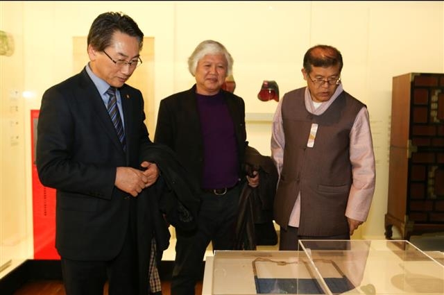 김영종(왼쪽부터) 서울 종로구청장이 지난 10일 종로구 국립민속박물관에서 김의광 목인박물관장, 권영두 북촌동양문화박물관장과 함께 20세기 초 혼례 때 신랑이 얼굴을 가릴 때 쓰던 사선을 보고 있다. 종로구 제공