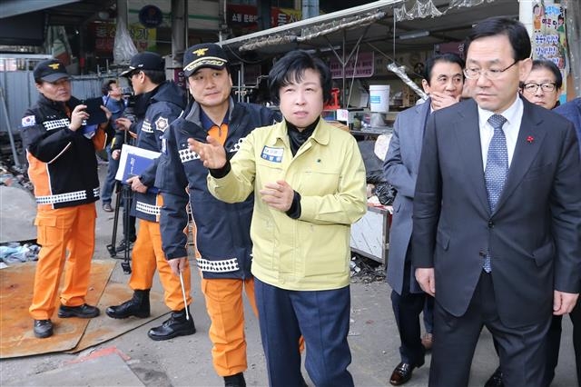 윤순영(앞줄 왼쪽) 대구 중구청장이 지난 4일 서문시장 화재 현장을 방문한 주호영(앞줄 오른쪽) 바른정당 원내대표에게 피해 상황을 설명하고 있다. 대구 중구 제공