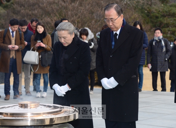 반기문 전 유엔 사무총장과 부인 유순택 여사가 13일 오전 서울 동작구 동작동 국립현충원을 참배하고 있다. 도준석 기자 pado@seoul.co.kr