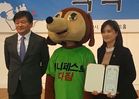 이신혜 서울시의원(오른쪽)이 12일 메니페스토 약속대상 좋은 조례분야 최우수상을 수상하고 있다.