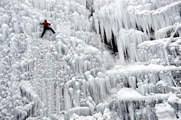 12일(현지시간) 체코 리베레츠에서 한 남성이 인공 얼음 벽을 오르고 있다. AP 연합뉴스
