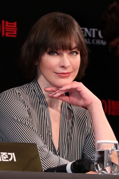 밀라 요보비치, 매력 넘치는 여전사