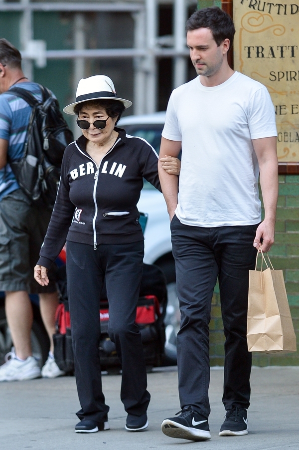 ‘존레논 부인’ 오노요코