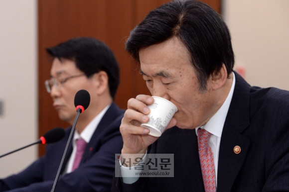 윤병세 외교부장관이 13일 국회에서 열린 외통위에서 물을 마시고 있다. 도준석 기자 pado@seoul.co.kr