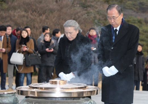 潘 “대한민국 도약 위해 최선”… 국립현충원 찾아 ‘국민통합’ 첫발