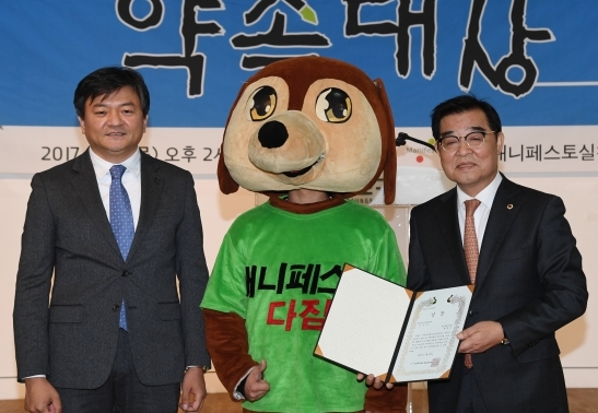 최영수 서울시의원(오른쪽)이 12일 매니페스토 약속대상을 수상하고 기념촬영을 하고 있다.