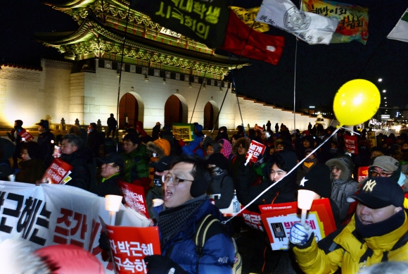 촛불집회에 참여한 시민들의 행진