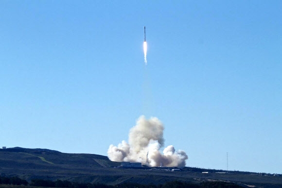 미국 민간 우주개발 업체 스페이스X의 ‘팰컨9’ 로켓이 14일(현지시간) 캘리포니아주 샌타바버라 반덴버그 공군기지에서 화염을 내뿜으며 하늘로 솟구치고 있다. 로켓은 위성통신 기업 이리듐의 통신위성 10대를 탑재했다. 샌타바버라 AP 연합뉴스