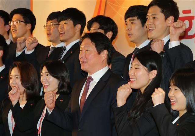 최태원(아랫줄 가운데) SK 회장이 지난 13일 서울 광진구 워커힐호텔에서 열린 ‘2017년 SK 신입 사원과의 대화’를 마친 뒤 신입 사원들과 기념 촬영을 하고 있다. SK 제공