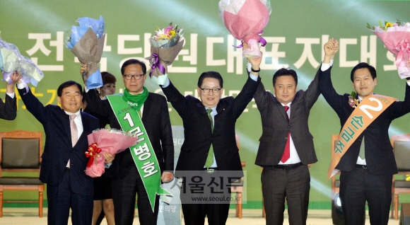 15일 경기 고양시 킨텍스에서 열린 국민의당 전당대회에서 새 당 대표로 선출된 박지원(가운데) 의원이 무대에 올라 최고위원이 된 황주홍(왼쪽부터), 문병호, 김영환, 손금주 후보와 함께 양손을 들고 기뻐하고 있다. 이종원 선임기자 jongwon@seoul.co.kr