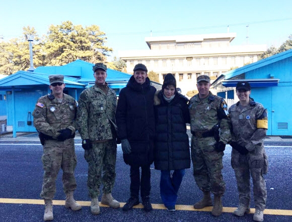 판문점 방문한 밀라 요보비치 부부