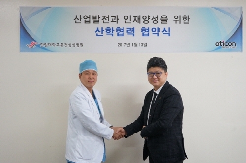 덴마크 토탈 청각 솔루션 기업 오티콘 보청기의 한국법인 오티콘 코리아는 지난 13일 한림대학교춘천성심병원과 청각재활훈련 프로그램 개발을 위한 산학협력에 관한 업무협약(MOU)을 체결했다고 밝혔다.