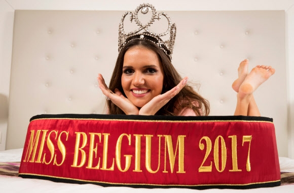 15일(현지시간) 벨기에 드 판에서 열린 ‘2017 미스 벨기에 선발대회’에서 우승한 로마니 쇼트가 포즈를 취하고 있다. AFP 연합뉴스