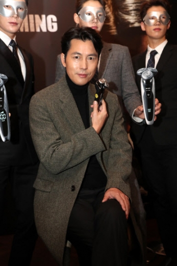 16일 오전 서울 강남구 CGV청담씨네시티에서 열린 필립스 맨즈 그루밍 킹 패키지 출시 포토행사에 배우 정우성이 참석해 포즈를 취하고 있다. <br>연합뉴스