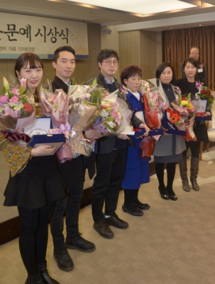 [서울포토]‘2017 서울신문 신춘문예시상식’ 영광의 얼굴들