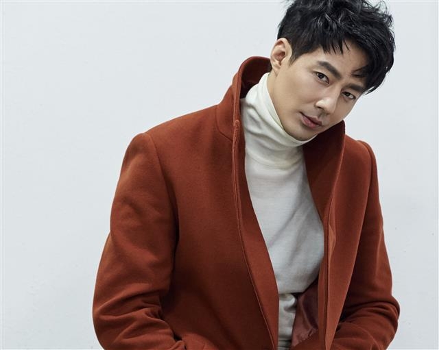 영화 팬들은 설 연휴를 앞두고 현빈(‘공조’), 조인성·정우성(이상 ‘더 킹’) 등 꽃미남 배우들을 볼 생각에 신바람이 날 것 같다는 이야기가 나온다. 조인성도 싫지 않은 눈치다. “일단 그런 이유에서라도 영화 팬들이 극장에 많이 왔으면 좋겠어요. ‘더 킹’이 됐든 ‘공조’가 됐든 파이가 커진 상태에서 서로 경쟁하는 게 좋은 것 아니겠어요?” NEW 제공