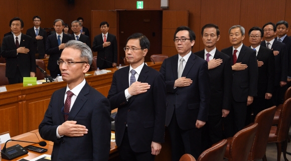 긴급 재외공관장 회의에 참석한 미·중·일·러 4강 주재 대사와 주유엔 대사 및 외교부 간부들이 16일 정부서울청사 별관 회의장에서 국기에 대한 경례를 하고 있다. 앞줄 왼쪽부터 여승배 북미국장, 박노벽 주러대사, 조태열 주유엔대사, 김장수 주중대사, 안호영 주미대사, 이준규 주일대사. 맞은편 맨 왼쪽은 윤병세 외교부 장관. 정연호 기자 tpgod@seoul.co.kr