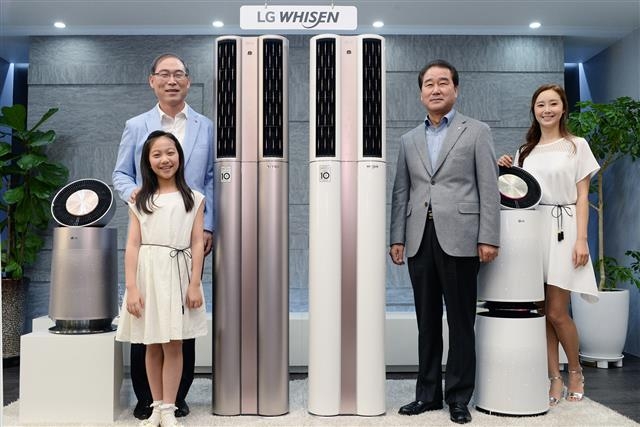 LG전자 송대현(뒷줄 왼쪽), 최상규(오른쪽 두 번째) 사장과 모델들이 16일 서울 여의도 LG트윈타워에서 ‘휘센 듀얼 에어컨’ 신제품 발표회에서 인공지능(AI) 탑재 에어컨을 소개하고 있다. LG전자 제공