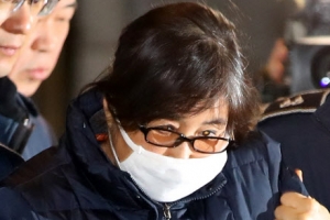 구속된 최순실에 웬 체포영장... 4차례 특검소환에 불응해