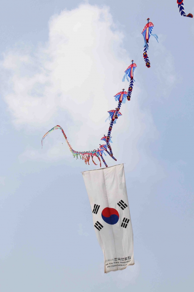한국국가대표선수들의 창작봉황줄연이 인도의 하늘을 아름답게 수놓고 있다.