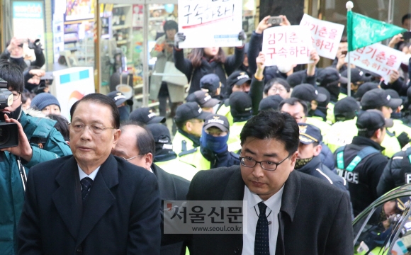 ’문화계 블랙리스트’를 만들도록 지시한 혐의를 받는 김기춘 전 대통령 비서실장이 17일 오전 피의자 신분으로 서울 강남구 대치동 특검사무실에 출석 하고 있다. 강성남 기자 snk@seoul.co.kr